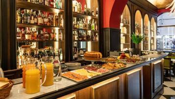 Daily continental breakfast (EUR 15 per person)