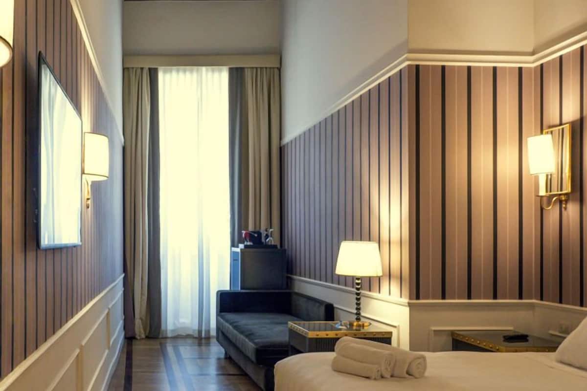 Habitación superior | 1 habitación, ropa de cama de alta calidad, edredón y minibar