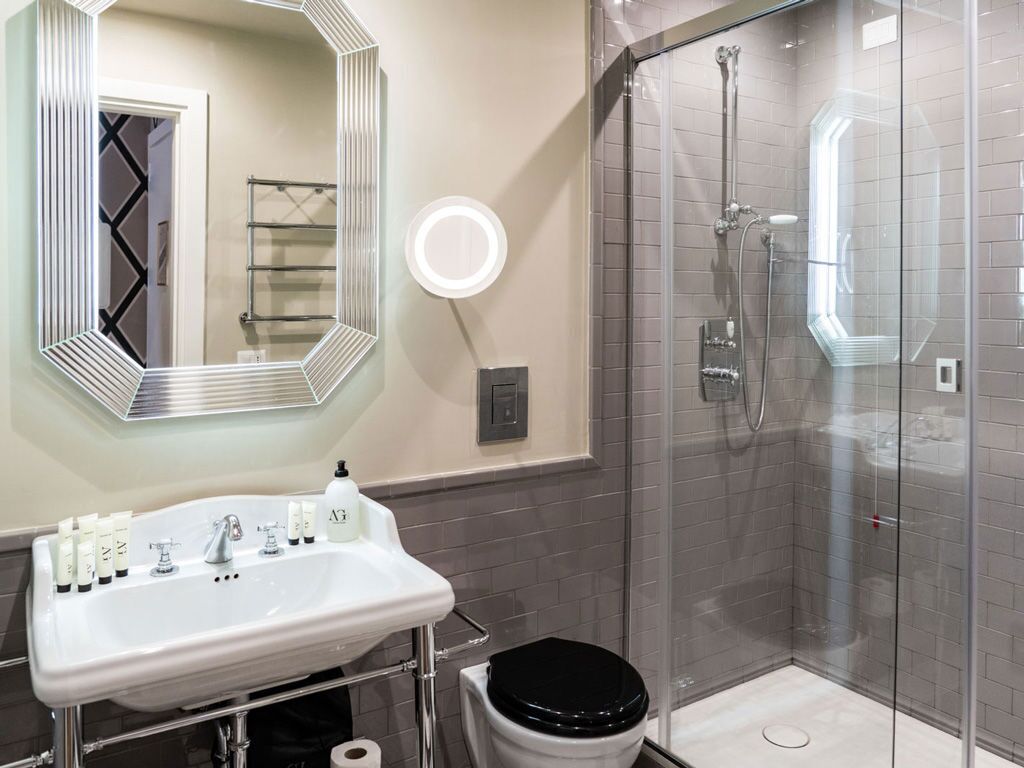 classic double room | bathroom | shower, rainfall showerhead, free toiletries, hair dryer