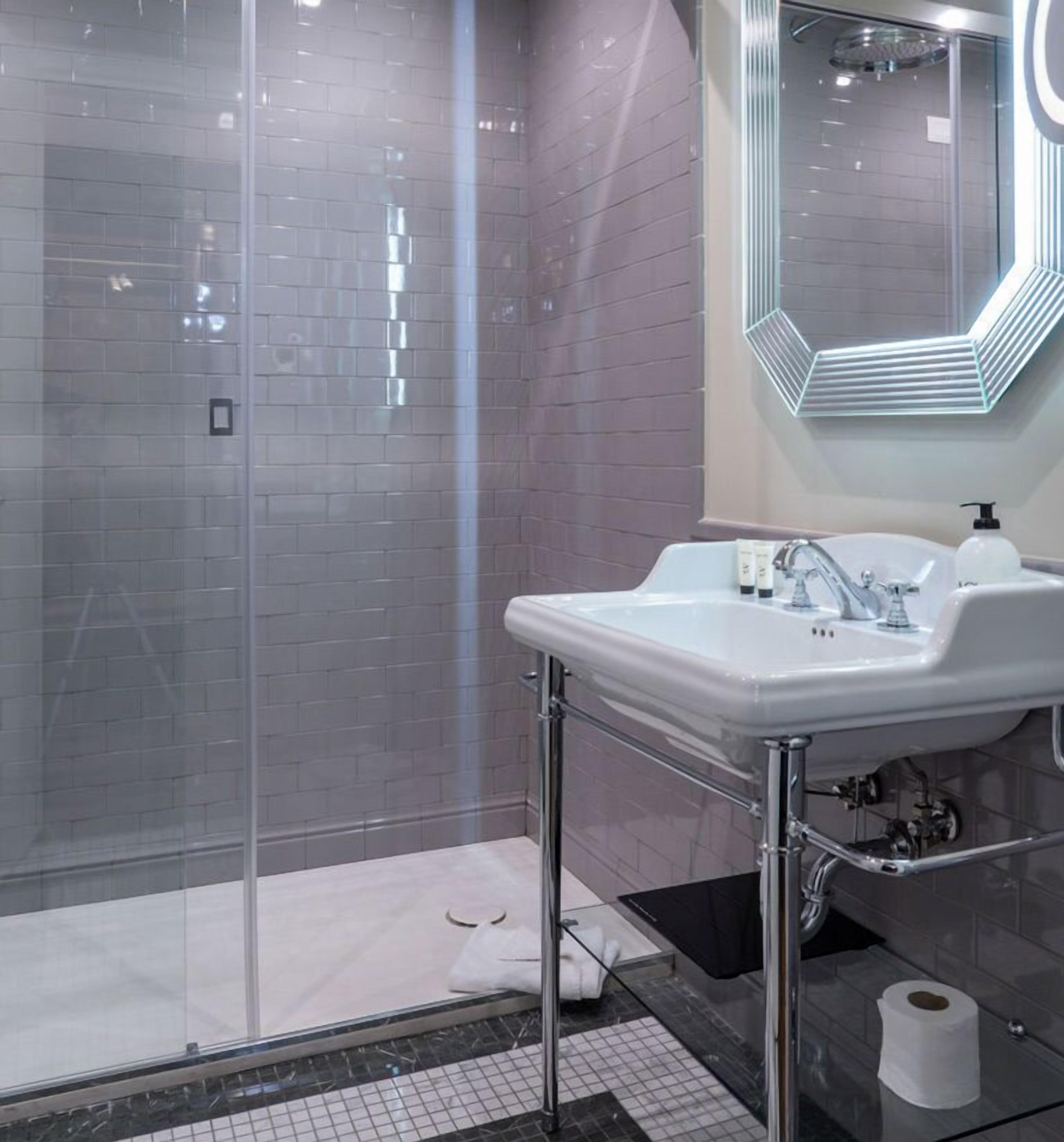 classic double room | bathroom | shower, rainfall showerhead, free toiletries, hair dryer