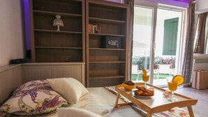 واي فاي مجانًا وملاءات أسرّة