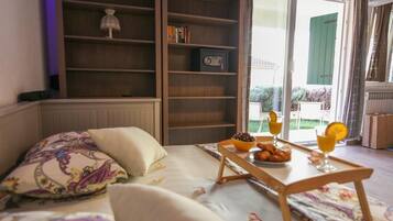 Villa | Free WiFi, bed sheets