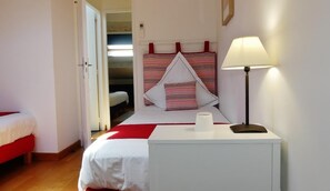 2 bedrooms, desk, travel cot, free WiFi - Apartment Marquis (75M2) 2 bedrooms - private terrace - sleeps 6 (Avignon)