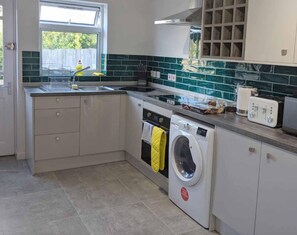 Family Apartment, 4 Bedrooms | Private kitchen | Fridge, microwave, oven, stovetop