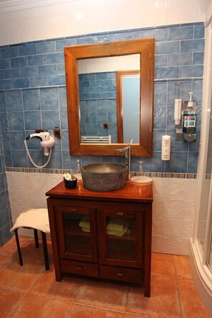 單人房 | 浴室 | 風筒、提供毛巾、番梘、洗頭水