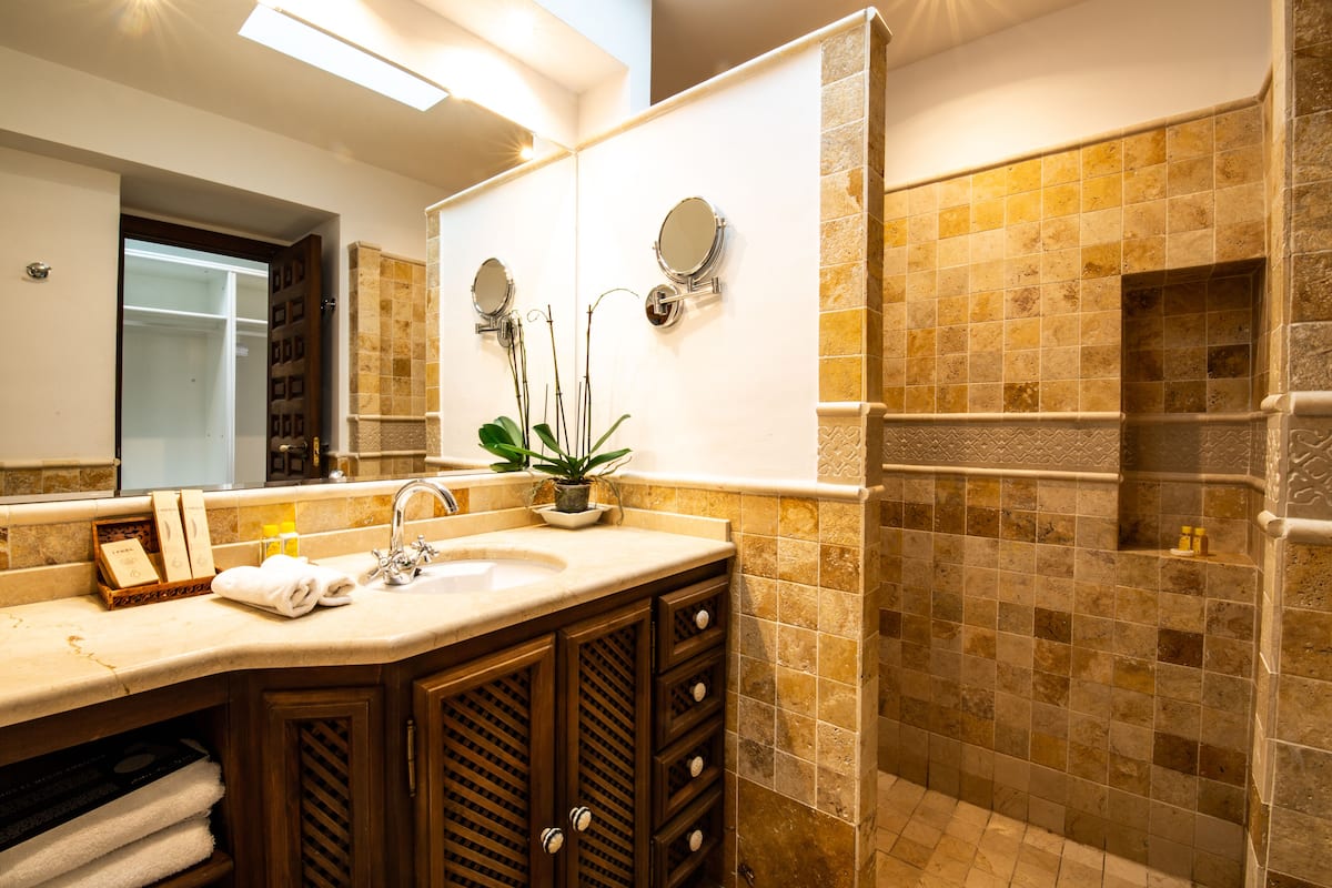 junior suite, balcony | bathroom sink