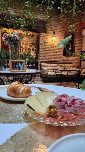 Komplett frukost varje dag (EUR 15 per person)