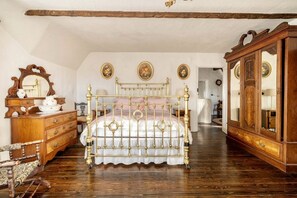 Iron/ironing board, travel cot, free WiFi, bed sheets