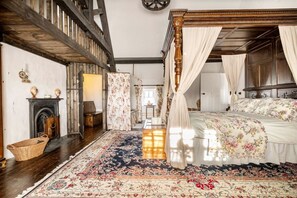 Een strijkplank/strijkijzer, reisbedje, gratis wifi, beddengoed