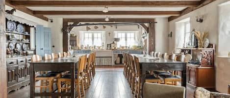 咖啡機/沖茶器、電熱水壺、烤麵包機、兒童餐椅