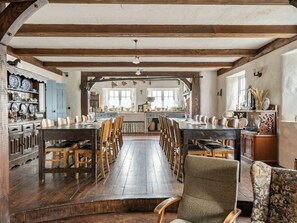 Kaffetrakter/tekoker, vannkoker, brødrister og høy barnestol