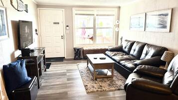 Een televisie, een dvd-speler, boeken en een filmbibliotheek