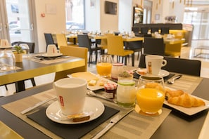 Frokostbuffé hver dag (mot et tillegg)