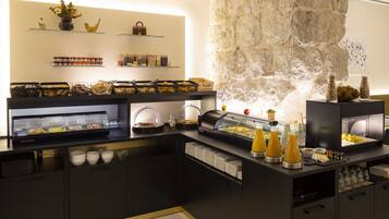 Petit déjeuner buffet (18 EUR par personne)