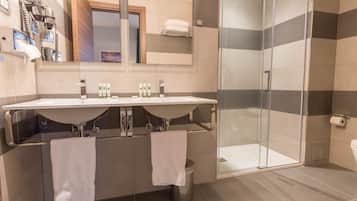 Executive Twin Room | Bathroom | Shower, rainfall showerhead, designer toiletries, hair dryer