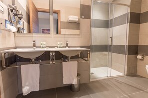 Executive-værelse med 2 enkeltsenge | Badeværelse | Bruser, brusehoved med spredningseffekt, designertoiletartikler
