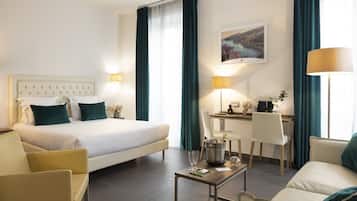 Executive Double Room | Minibar, in-room safe, desk, blackout drapes