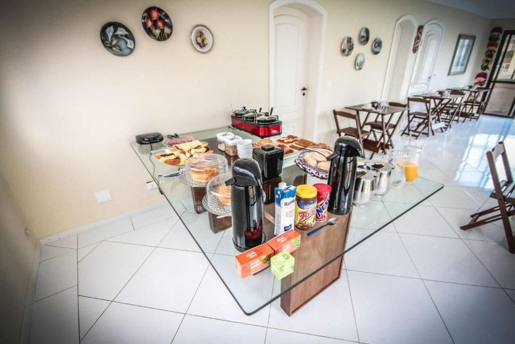 Un buffet de petit-déjeuner proposant une variété d’aliments et de boissons, une machine à café et une vitrine réfrigérée.
