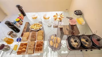 Café da manhã com buffet grátis todos os dias