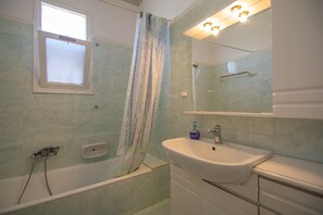 House, 2 Bedrooms | Bathroom | Bathtub, free toiletries, hair dryer, towels