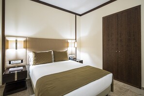 Habitación doble estándar | Caja de seguridad en la habitación, cunas gratuitas y camas extra 
