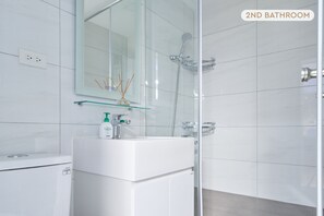 Dusche, Haartrockner, Bidet, Handtücher