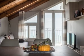 Apartment | Wohnbereich | Flachbildfernseher