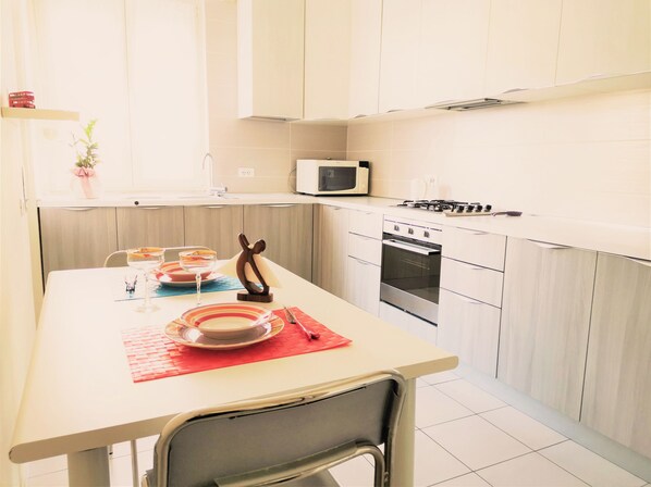 Frigorifero, microonde, forno, piano cottura