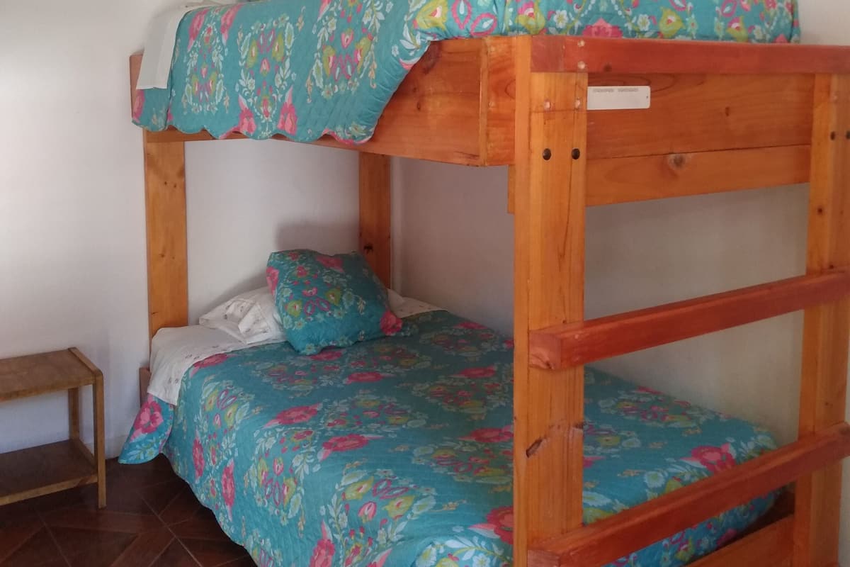 Dormitorio condiviso Basic, dormitorio misto (4 Beds) | Copriletto in piuma, ferro/asse da stiro, Wi-Fi gratuito, lenzuola