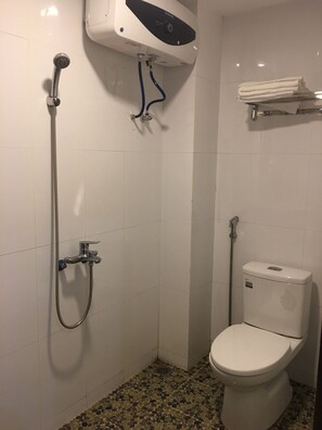 Kombination af bruser/badekar, bidet, Shampoo
