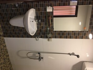 Een bad/douchecombinatie, een bidet, shampoo