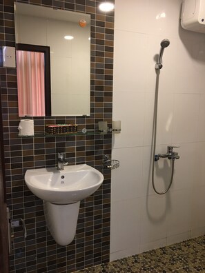 Kombination af bruser/badekar, bidet, Shampoo