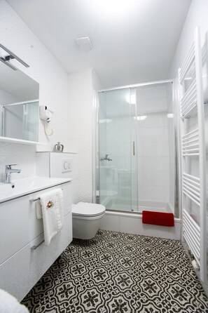 Deluxe Apartment | Bathroom