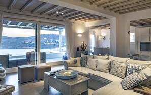 Fernseher, Kamin, Stereoanlage