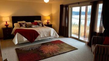 3 bedrooms, desk, iron/ironing board, travel cot