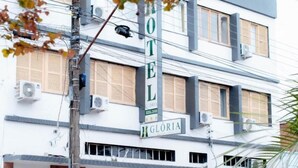Un hotel con un letrero llamativo que dice "HOTEL GLORIA".