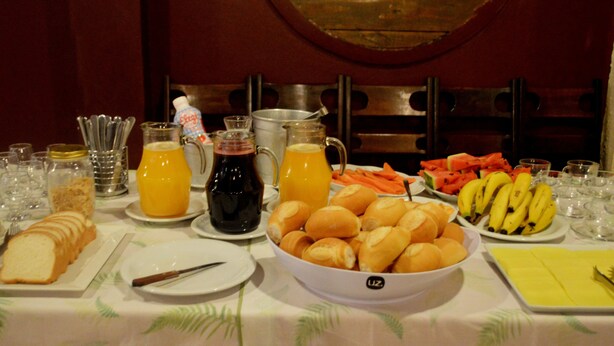Un bufé de desayuno con diversos alimentos y bebidas.