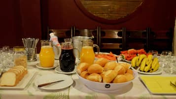 Café da manhã com buffet grátis todos os dias