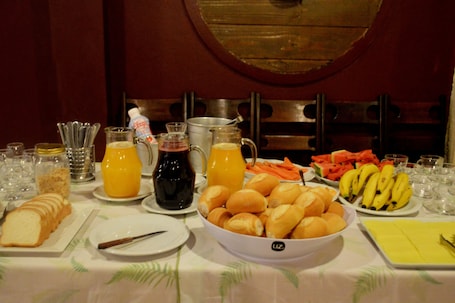 Free daily buffet breakfast . Hotel Glória