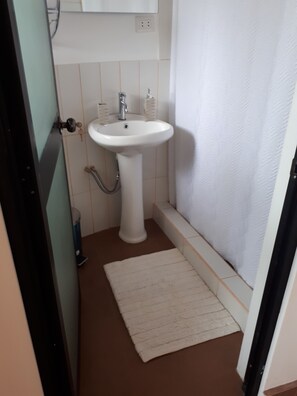 Panoramic Double Room | Bathroom | Shower, free toiletries, towels - Huaraz Lodge and Bungalows (Independencia)