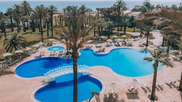 2 outdoor pools