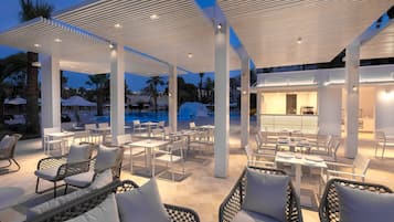 Bar accanto alla piscina