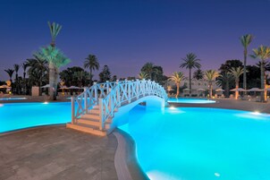 2 piscinas al aire libre