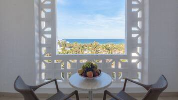 Klassieke tweepersoonskamer, uitzicht op zee | Een minibar, een kluis op de kamer, gratis babybedden, beddengoed