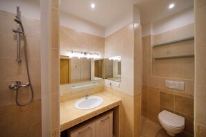 Deluxe Apartment | Bathroom | Shower, hair dryer, towels