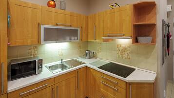 Deluxe Apartment | Private kitchen | Full-size fridge, microwave, oven, stovetop