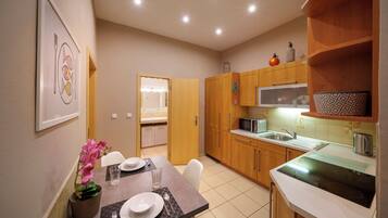 Deluxe Apartment | Private kitchen | Full-size fridge, microwave, oven, stovetop