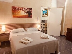1 bedroom, iron/ironing board, free WiFi, bed sheets - Suite Desideria-Suite-Deluxe-Ensuite with Shower-City view (Lecce)