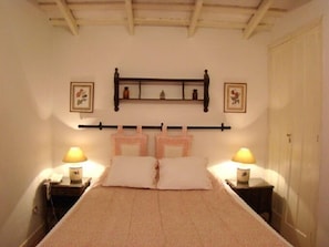 Apartamento, 2 quartos | Cofres nos quartos, Wi-Fi de cortesia, roupa de cama