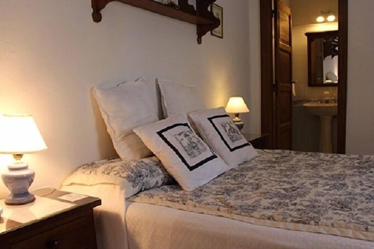 In-room safe, WiFi (free), bed sheets